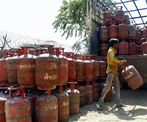 आज से इस कोड के बिना नहीं मिलेगा LPG सिलेंडर…. बुकिंग के नियमों में हुए कई बदलाव