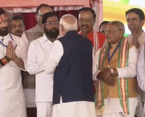 शिंदे की सुरक्षा को लेकर चिंतित दिखे PM मोदी….भरे मंच पर पूछा हेलीकॉप्टर हादसे का हाल