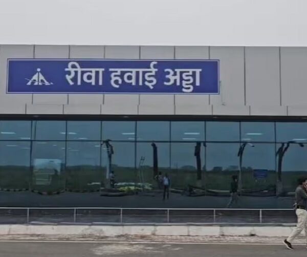 MP: रीवा एयरपोर्ट पर 72 की जगह पहुंचा 48 सीटर विमान…. यात्रियों को चढ़ने से रोका…जमकर हुआ हंगामा
