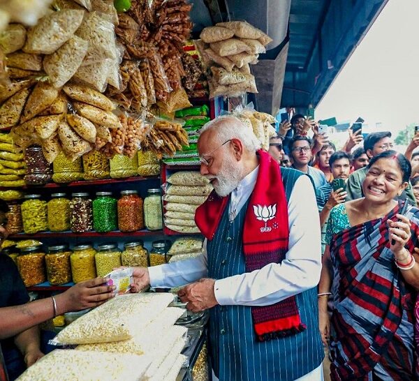 PM मोदी को झालमुड़ी खिलाकर फेमस हुए बंगाल के विक्रम को पाक-बांग्लादेश से मिल रही धमकियां…..