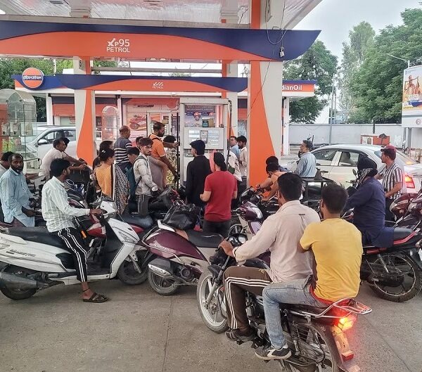कच्चे तेल के दाम आसमान पर… फिर भी भारत में अब तक नहीं बढ़ी पेट्रोल-डीजल की कीमत
