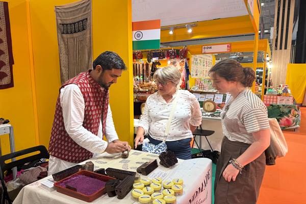 पेरिस में बिखरी मध्यप्रदेश के बाग प्रिंट की आभा