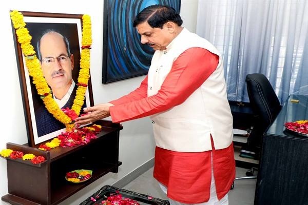 मुख्यमंत्री डॉ. यादव ने पूर्व केंद्रीय मंत्री स्व. अनिल माधव दवे की पुण्यतिथि पर श्रद्धांजलि अर्पित की