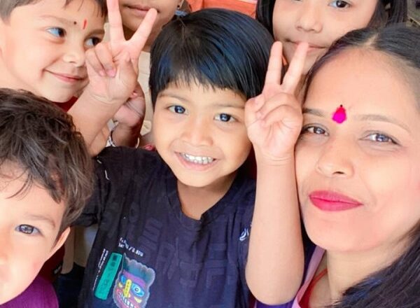 डिजिटल दीदी पूनम खेल-खेल में संवार रही नौनिहालों का भविष्य
