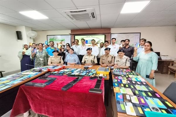 मध्यप्रदेश पुलिस ने 2 करोड़ 26 लाख रुपए से अधिक के गुम हुए 1021 मोबाइल फोन खोज कर वास्तविक मालिकों को लौटाएं