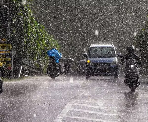 मौसम का डरावना मिजाज .. .एक तरफ झमाझम बारिश… तो दूसरी तरफ भीषण गर्मी से लोग बेहाल