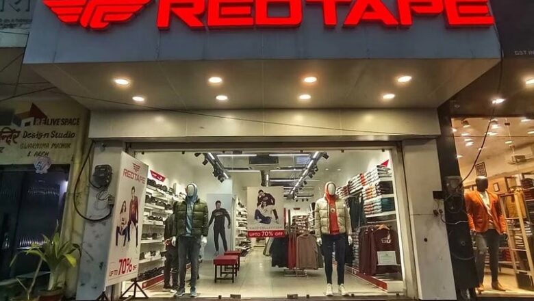 ग्राहक को जूतों के साथ 10 रुपये का कैरी बैग थमाना Red Tape को पड़ा महंगा…. वापस देने पड़े 8 हजार