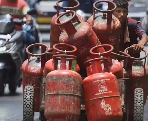 केन्द्र सरकार ने Ujjwala Yojna में किया बड़ा बदलाव…. अब साल में मिलेंगे सिर्फ 4 सिलेंडर
