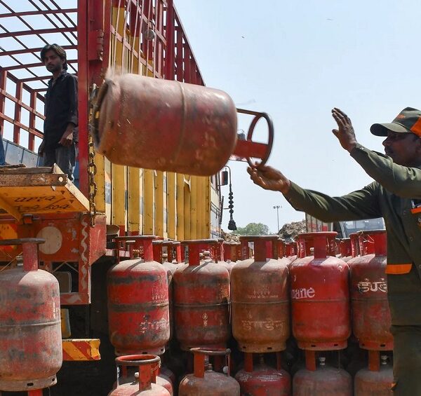 वैश्विक संकट के बीच भारत में पडोसी देश के मुकाबले सस्ता है LPG सिलेंडर, जानें आज के रेट….