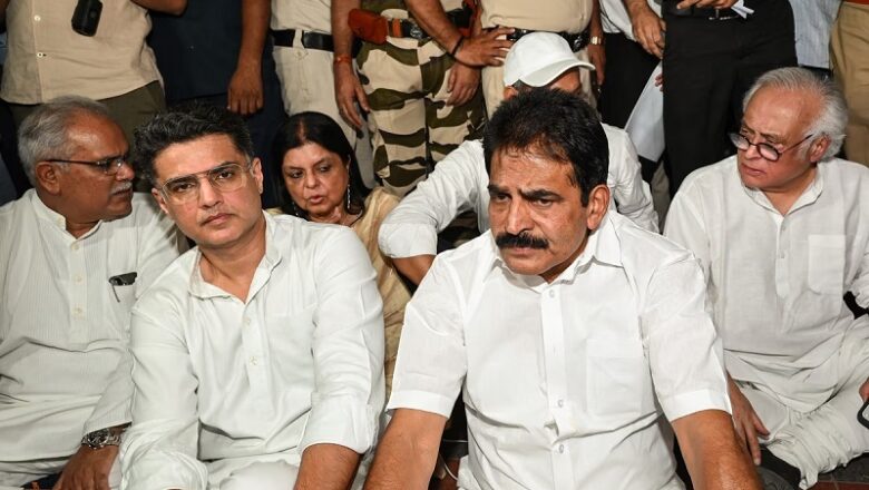 दिल्ली में धरना…. कांग्रेस ने मीनाक्षी नटराजन के नामांकन रद्द को बताया सीट चोरी.. EC से भिड़ गए रमेश