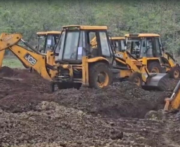 MP: खंडवा में बड़ी बुलडोजर कार्रवाई… 600 सुरक्षाकर्मियों और 25 JCB लेकर अतिक्रमण हटाने पहुंचा वन अमला