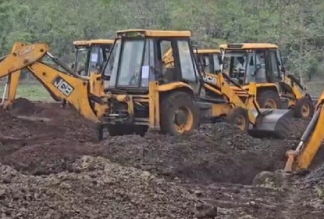 MP: खंडवा में बड़ी बुलडोजर कार्रवाई… 600 सुरक्षाकर्मियों और 25 JCB लेकर अतिक्रमण हटाने पहुंचा वन अमला