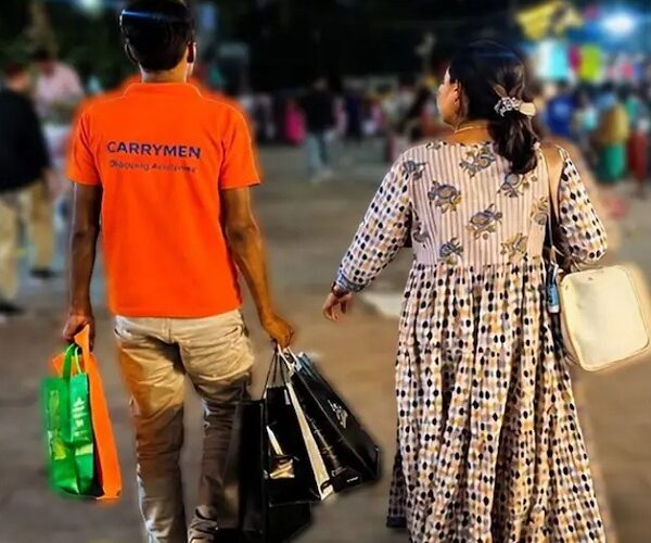 दिल्ली में अब बैग उठाने की टेंशन खत्म… दो मम्म‍ियों ने बाजारों में उतारा “कैरीमेन”