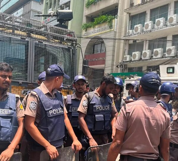 Bangladesh: इस्लामी बैंक में नए चेयरमैन की नियुक्ति का विवाद हुआ हिंसक… प्रदर्शन के बीच पुलिस के साथ झड़प