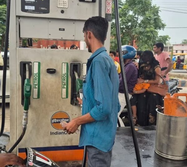 कच्चे तेल की कीमतों में गिरावट जारी…. 70 डॉलर पर आए दाम, जानें पेट्रोल-डीजल के आज के रेट