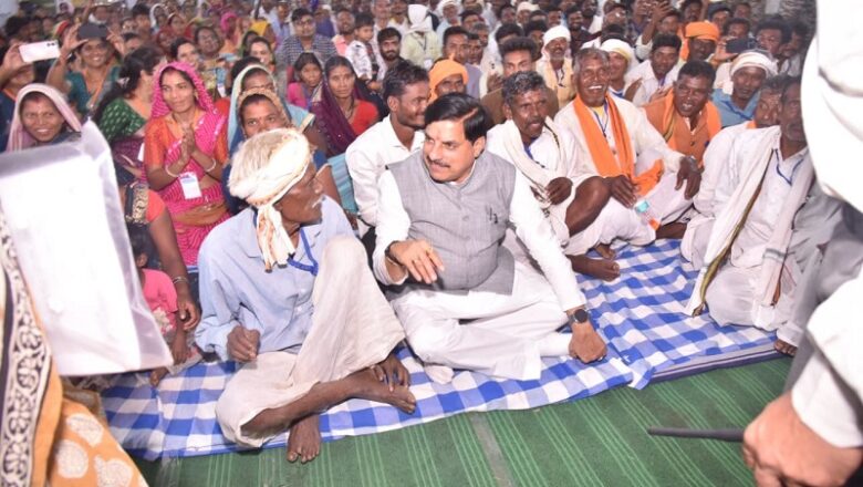 MP: CM मोहन यादव ने प्रसिद्ध हिल स्टेशन कुकरू में रात्रि चौपाल लगाकर सुनीं ग्रामीणों की समस्याएं