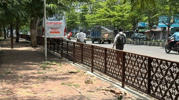 भोपाल में फुटपाथ बना परेशानी का कारण, ऊंची रेलिंग से पैदल यात्रियों का रास्ता बाधित