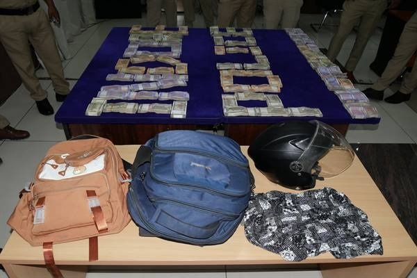 इंदौर पुलिस की बड़ी सफलता स्क्रैप व्यापारी के कर्मचारी से 29 लाख 65 हजार रुपए की लूट का खुलासा