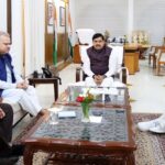 MP: दतिया में सियासी घमासान के बीच देर रात CM हाउस पहुंचे नरोत्तम मिश्रा, मुख्यमंत्री से की मुलाकात