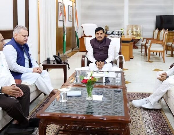 MP: दतिया में सियासी घमासान के बीच देर रात CM हाउस पहुंचे नरोत्तम मिश्रा, मुख्यमंत्री से की मुलाकात
