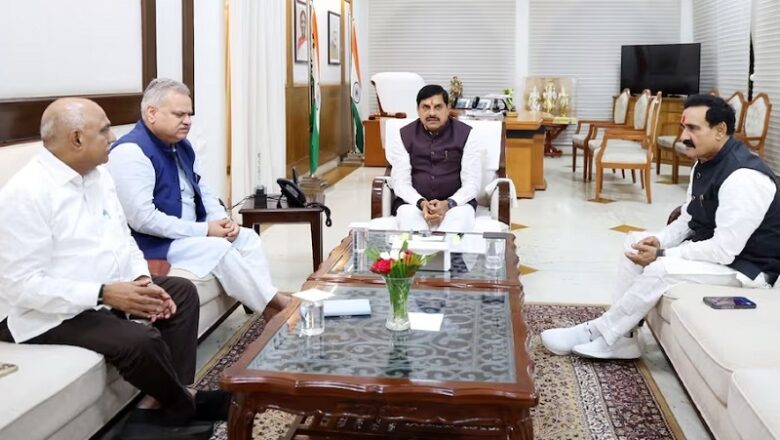 MP: दतिया में सियासी घमासान के बीच देर रात CM हाउस पहुंचे नरोत्तम मिश्रा, मुख्यमंत्री से की मुलाकात