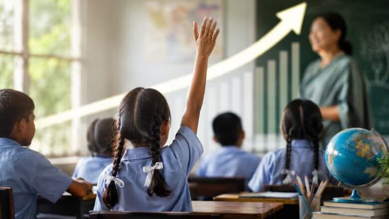 MP: रतलाम में सरकारी शिक्षक के तबादले का अनोखा विरोध… 40 छात्रों ने स्कूल जाना छोड़ा