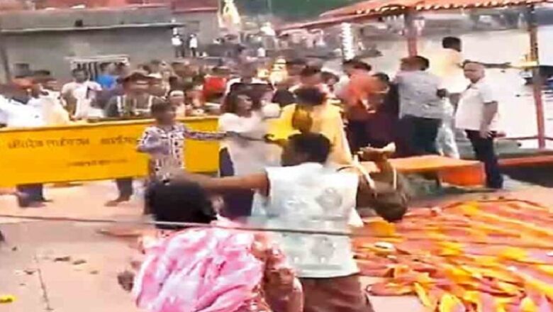 MP: उज्जैन में शिप्रा रामघाट पर महाआरती के दौरान भिड़े पुजारी-वेंडर…. जमकर चले लात-घूसे