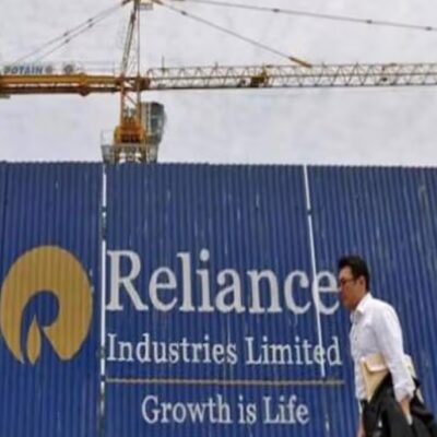 मुकेश अंबानी को बड़ा झटका…. पहली तिमाही में 22% गिरा रिलायंस इंडस्ट्रीज का मुनाफा