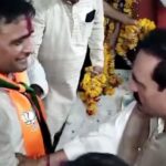 MP: दतिया में आशुतोष तिवारी का प्रचार कर रहे नरोत्तम… स्वागत के दौरान कार्यकर्ताओं से बोले- माला वाला पीछे है