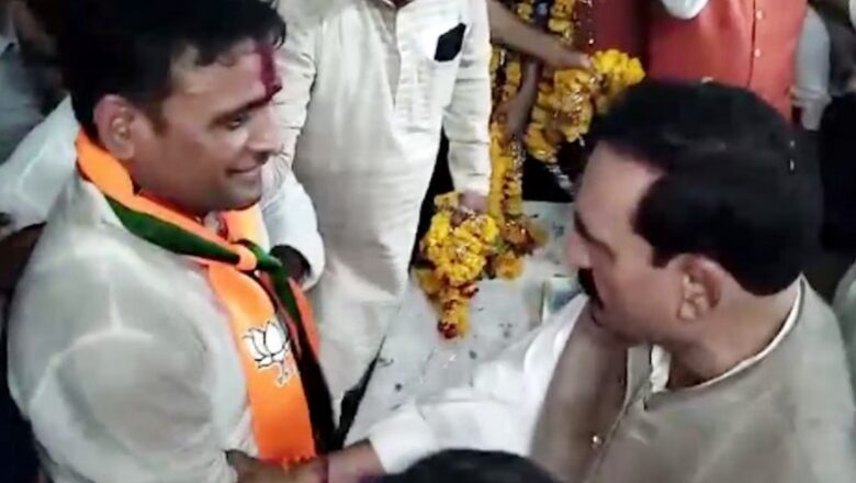 MP: दतिया में आशुतोष तिवारी का प्रचार कर रहे नरोत्तम… स्वागत के दौरान कार्यकर्ताओं से बोले- माला वाला पीछे है