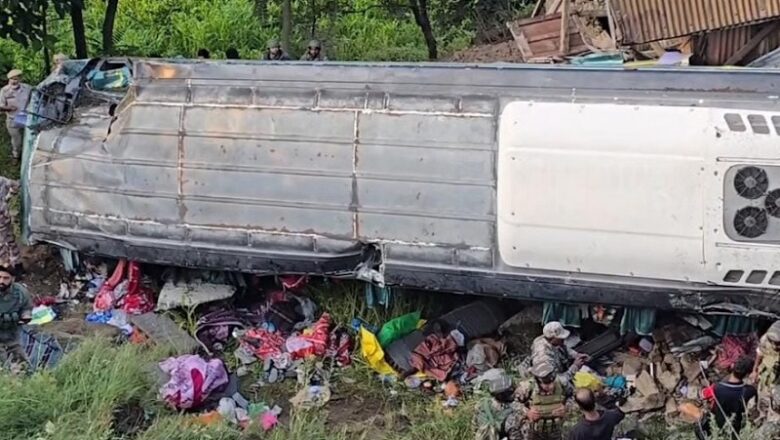 J&K: गांदरबल जिले में हादसा….अमरनाथ यात्रियों से भरी बस खाई में पलटी, 10 से अधिक घायल