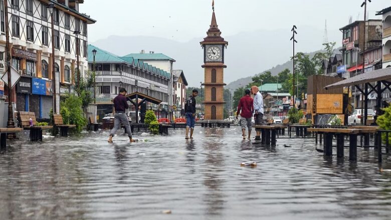 J&K में भयंकर बाढ़ से बिगड़े हालात …. लाल चौक समेत कई इलाके हुए जलमग्न, दिल्ली पहुंचे सीएम