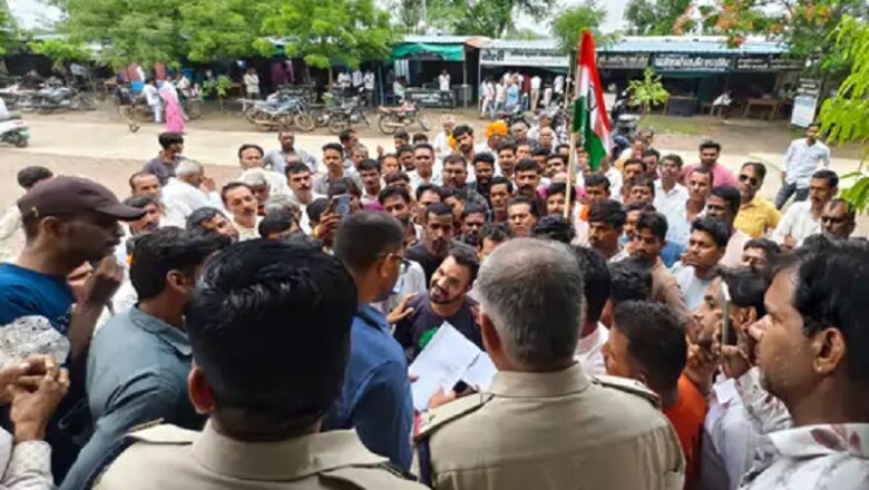 MP: मंदसौर में फसल बीमा राशि बहुत कम मिलने से किसानों में आक्रोश… किया प्रदर्शन