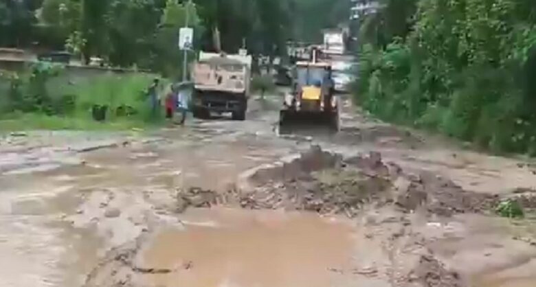 हिमाचल के चम्बा में मूसलाधार बारिश ने मचाई तबाही… घर में घुसा मलबा…कई वाहन दबे