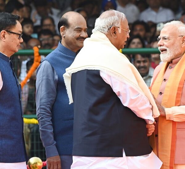 मॉनसून सत्र में अहम बिल पास कराने की तैयारी….बहुमत के लिए विपक्षी दलों से दोस्ती बढ़ा रही सरकार!