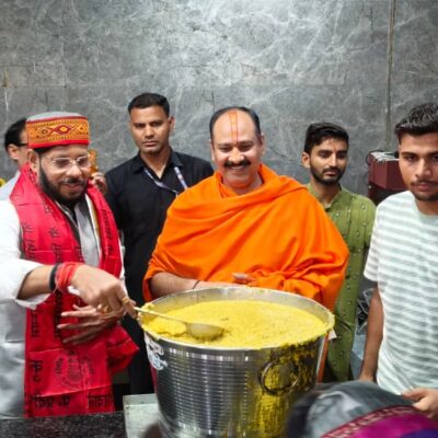 कुबेरेश्वरधाम पहुंचे उत्तर प्रदेश के कैबिनेट मंत्री मनोज पांडे, पंडित प्रदीप मिश्रा से लिया आशीर्वाद