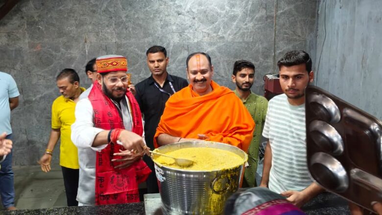 कुबेरेश्वरधाम पहुंचे उत्तर प्रदेश के कैबिनेट मंत्री मनोज पांडे, पंडित प्रदीप मिश्रा से लिया आशीर्वाद