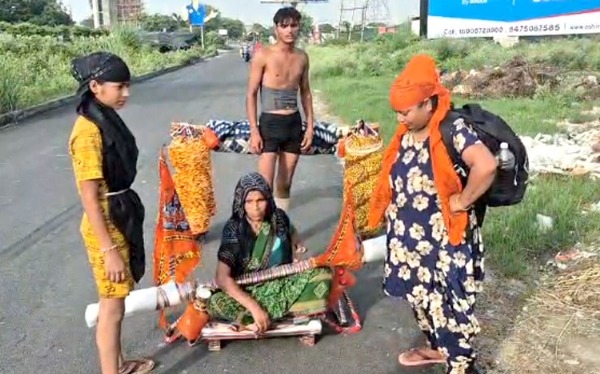 आधुनिक श्रवण कुमार बनी बहू, सास को कांवड़ में बैठाकर हरिद्वार से हापुड़ तक पैदल यात्रा