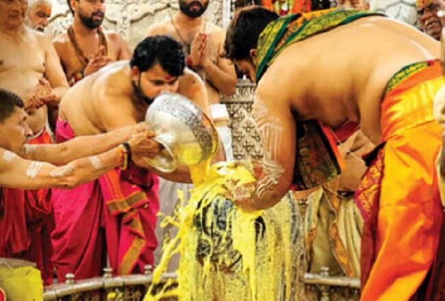 MP: श्रावण के दूसरे सोमवार महाकाल का हुआ दूल्हा रूप में श्रृंगार… उज्जैन में उमड़ा आस्था का सैलाब
