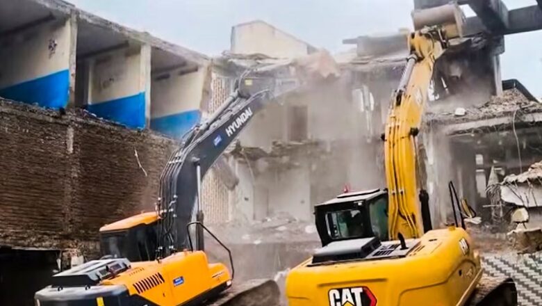 MP: उज्जैन में महाकाल मंदिर के पास चला बुलडोजर, चिकन शॉप सहित कई इमारतें जमींदोज