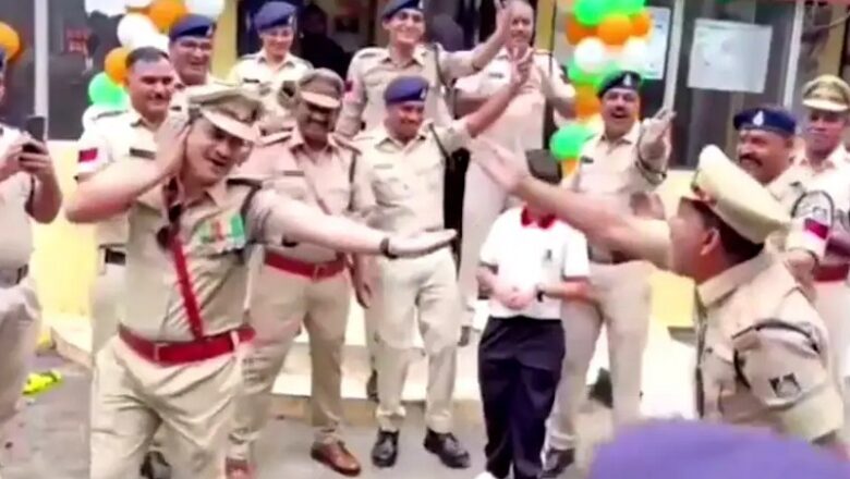 MP: उज्जैन के नागदा थाने में दिखा खाकी का अलग रंग, पुलिस जवानों ने देशभक्ति गीतों पर जमकर किया डांस