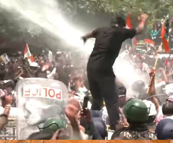 रांची लाठीचार्ज पर प्रशासन बोला…. अधिकारियों पर जूते-चप्पल फेंके, जवान को कुचलने की कोशिश की