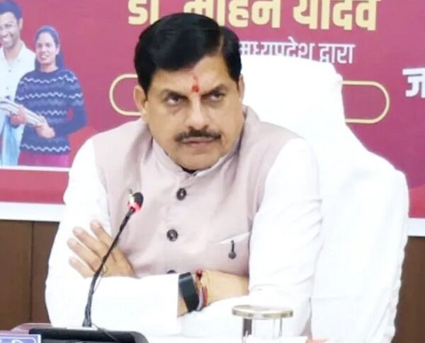 MP: कमलनाथ के गढ़ में CM मोहन यादव का एक्शन, CMHO समेत 3 अधिकारी सस्पेंड, SDM को नोटिस