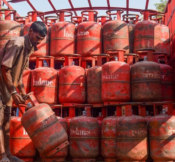 16 अगस्त तक e-KYC नहीं कराई तो फिर नहीं मिलेगा LPG सिलेंडर… फटाफट करें ये काम