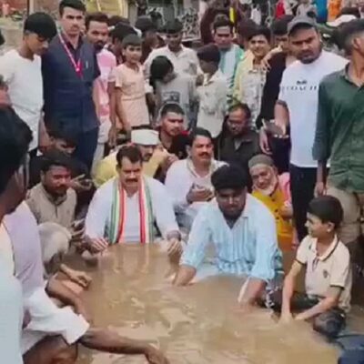 MP: .ग्वालियर में बारिश से सड़कों पर भरा घुटनों तक पानी… उसी में धरने पर बैठे विधायक
