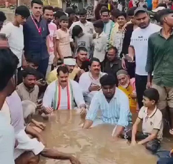 MP: .ग्वालियर में बारिश से सड़कों पर भरा घुटनों तक पानी… उसी में धरने पर बैठे विधायक