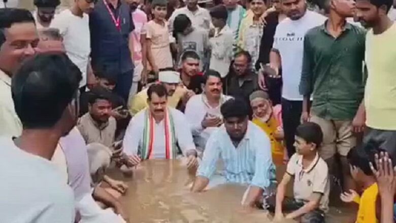 MP: .ग्वालियर में बारिश से सड़कों पर भरा घुटनों तक पानी… उसी में धरने पर बैठे विधायक
