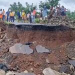 MP: डिंडोरी में तेज बारिश में ध्वस्त हुई करोड़ों की सड़क, खेतों में पहुंचा मलबा