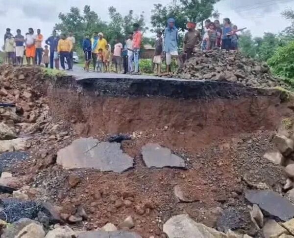 MP: डिंडोरी में तेज बारिश में ध्वस्त हुई करोड़ों की सड़क, खेतों में पहुंचा मलबा