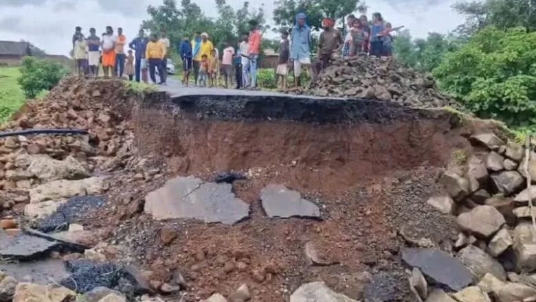 MP: डिंडोरी में तेज बारिश में ध्वस्त हुई करोड़ों की सड़क, खेतों में पहुंचा मलबा